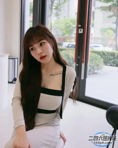 一个女人坐在一个有窗户的房间里的椅子上