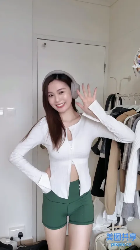 身穿白衬衫和绿色短裤的 arafed 女子合影留念