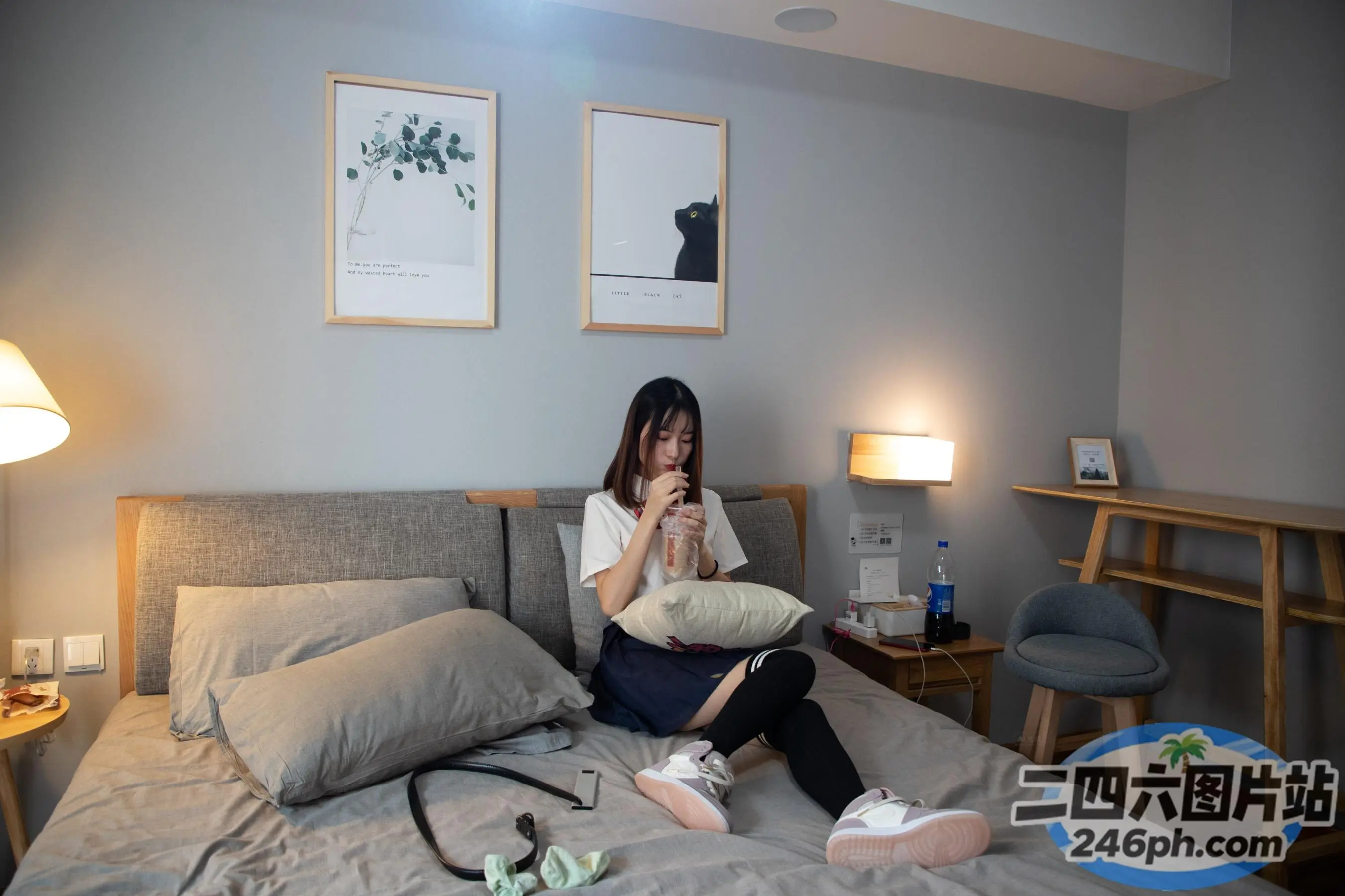 有个女人坐在床上，手里拿着手机