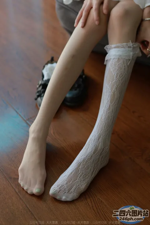 双腿交叉坐在地板上的阿拉菲德女人