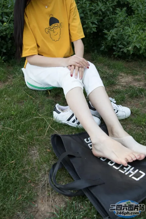 地上坐着一个女人，手里拿着一个袋子