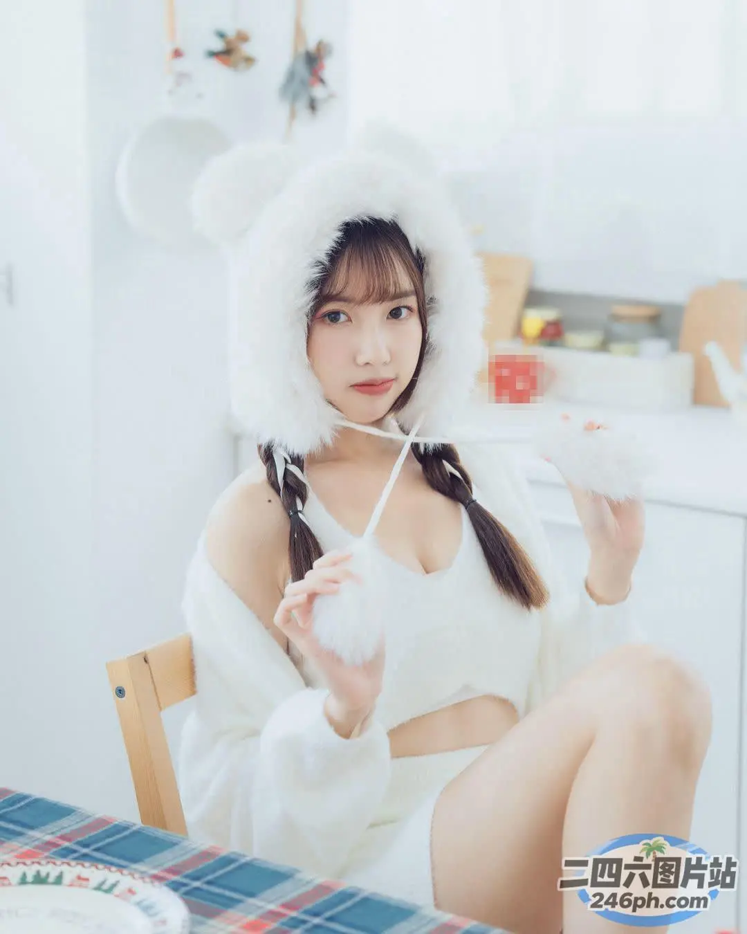 坐在桌子旁的白色服装的 araffe 亚洲女性
