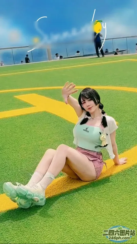 地上坐着一个女人，手里拿着一个黄色的气球