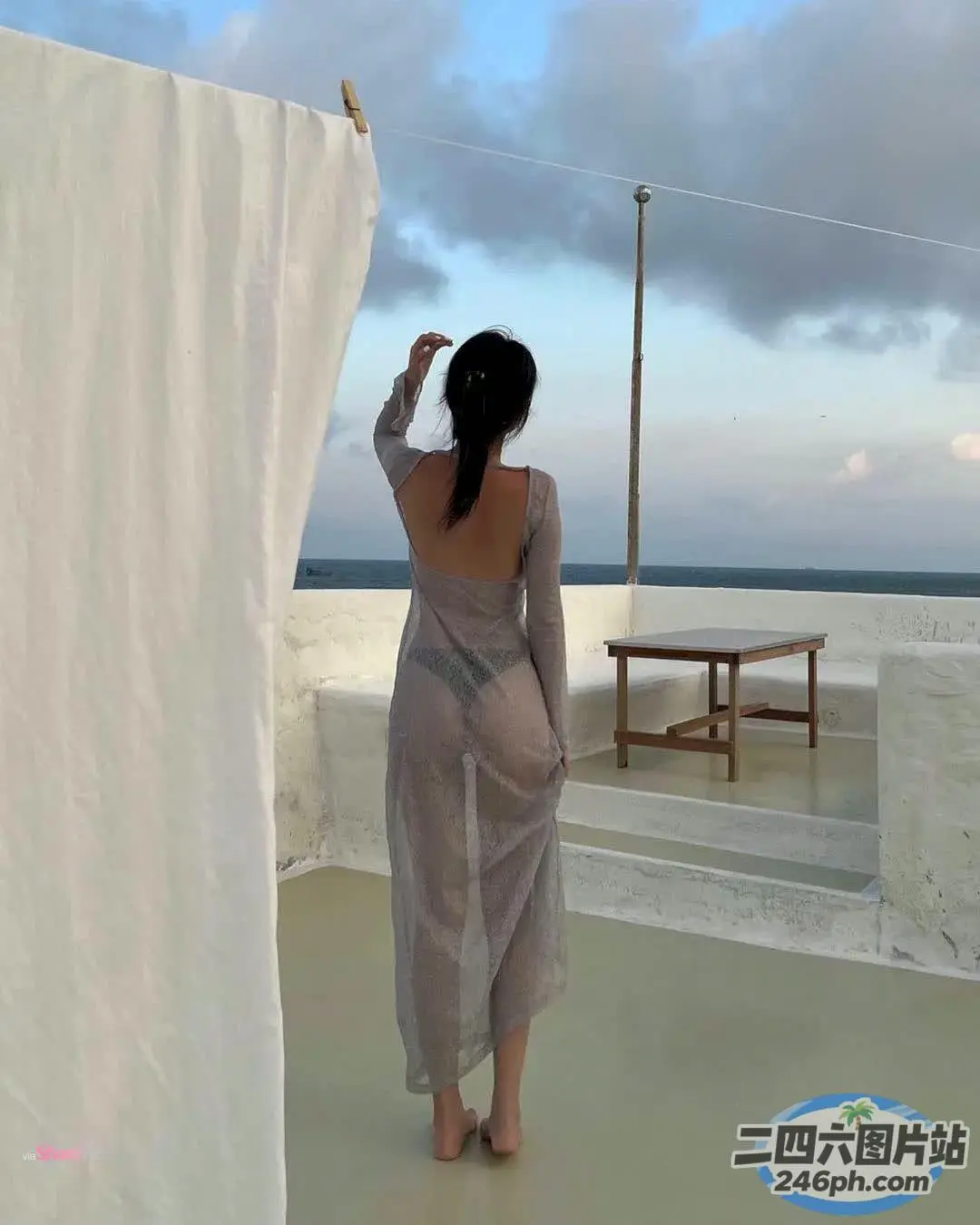 穿着长裙的 Araffes 女人，挂着白色床单