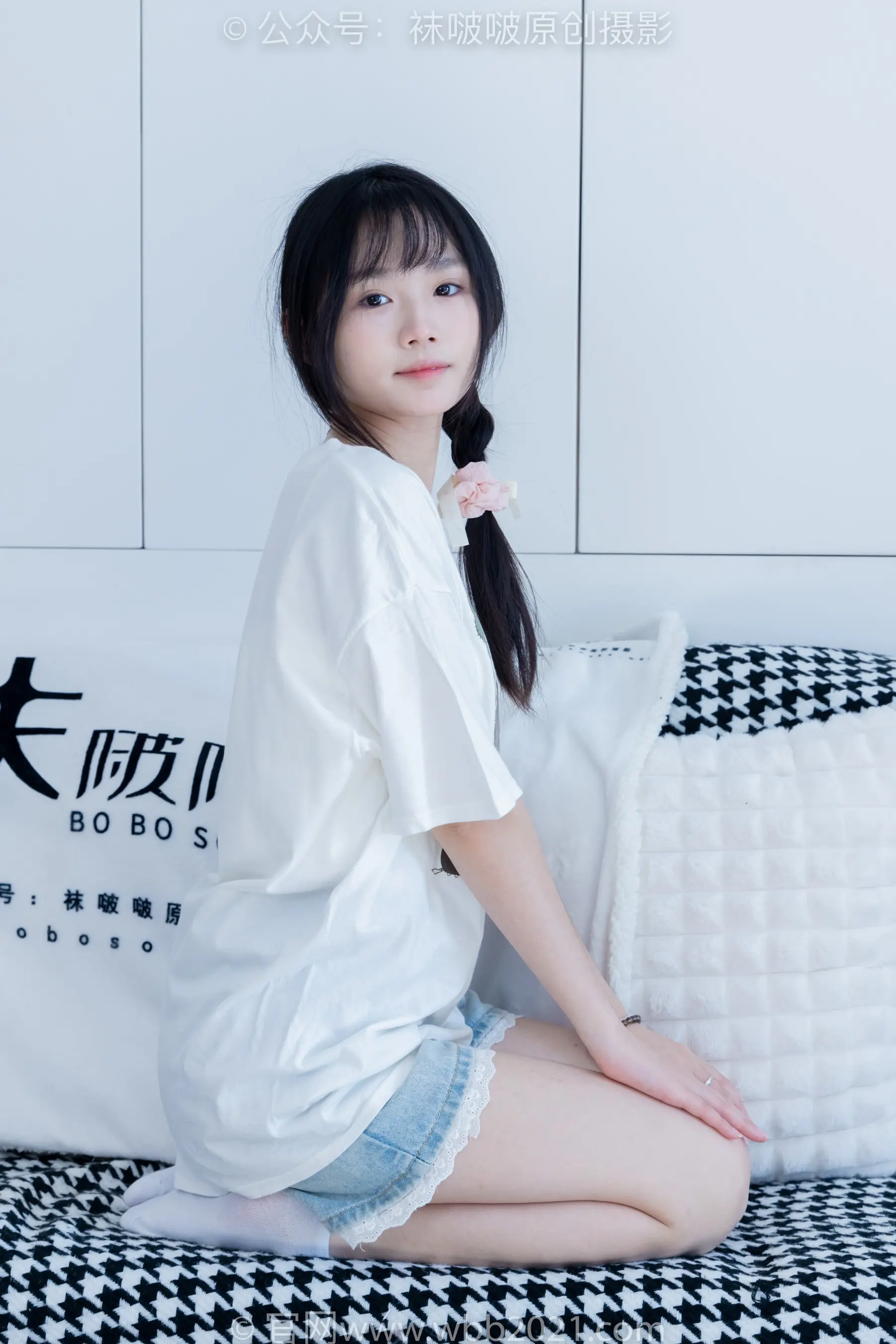 一个女人坐在床上拿着枕头的特写
