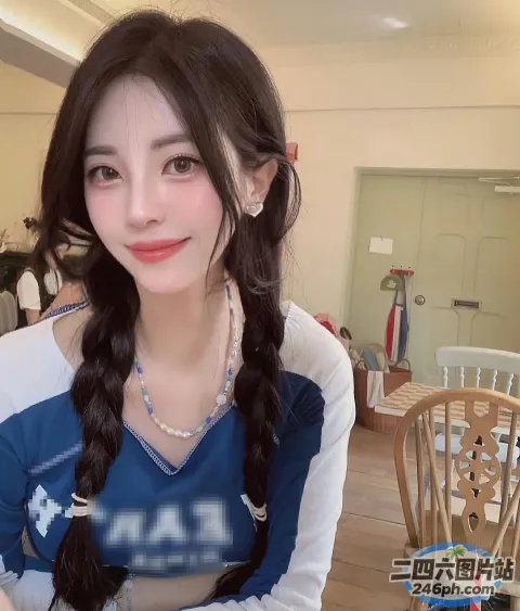有个女人坐在一张桌子旁，桌上放着一盘食物