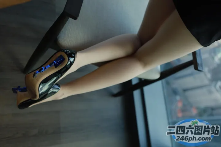 椅子上坐着一个穿着高跟鞋的女人的腿