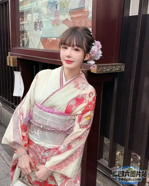 身着和服的 Araffe 站在一栋建筑前