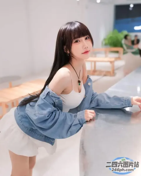 一个女人靠在柜台上，穿着蓝色夹克的特写