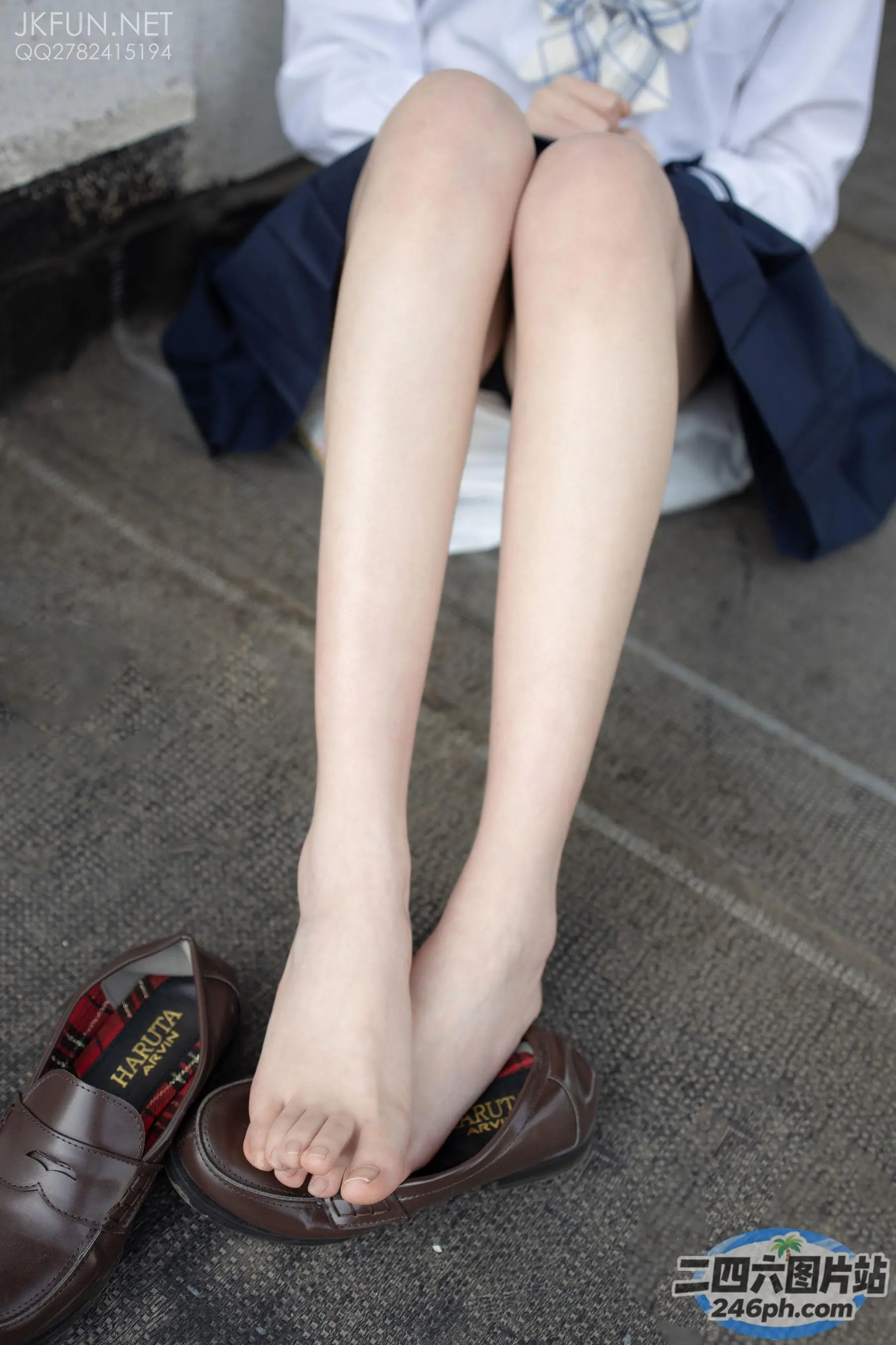 有个女人坐在马桶上，双脚抬起