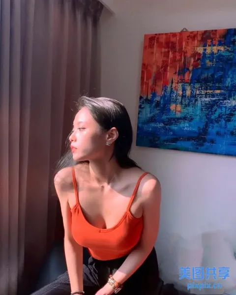 画前坐着一个女人