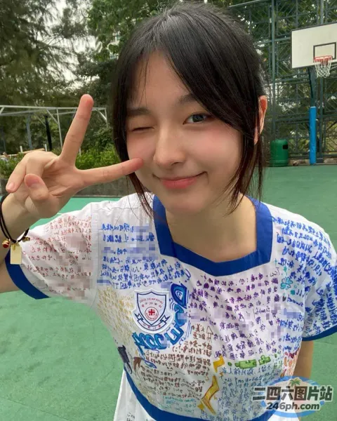 arafed 亚洲妇女用手做和平手势