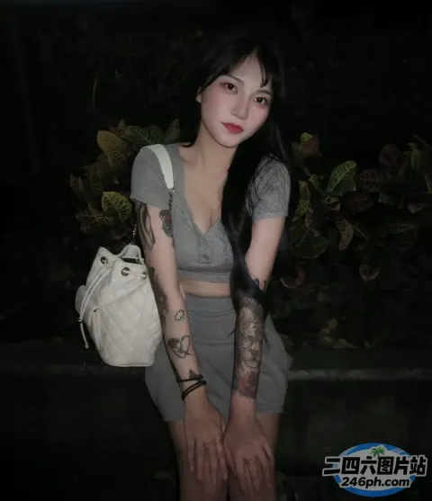 手臂上有纹身的人的特写
