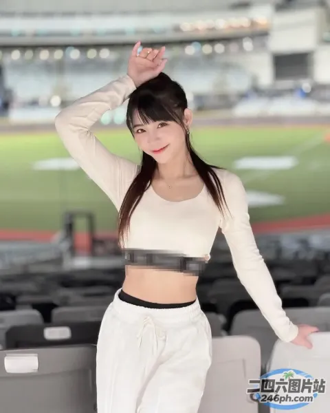 身穿白色运动服的 Araffe 女子在体育场内摆姿势