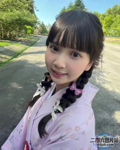 穿着和服和粉红色夹克的 arafed 亚洲女孩