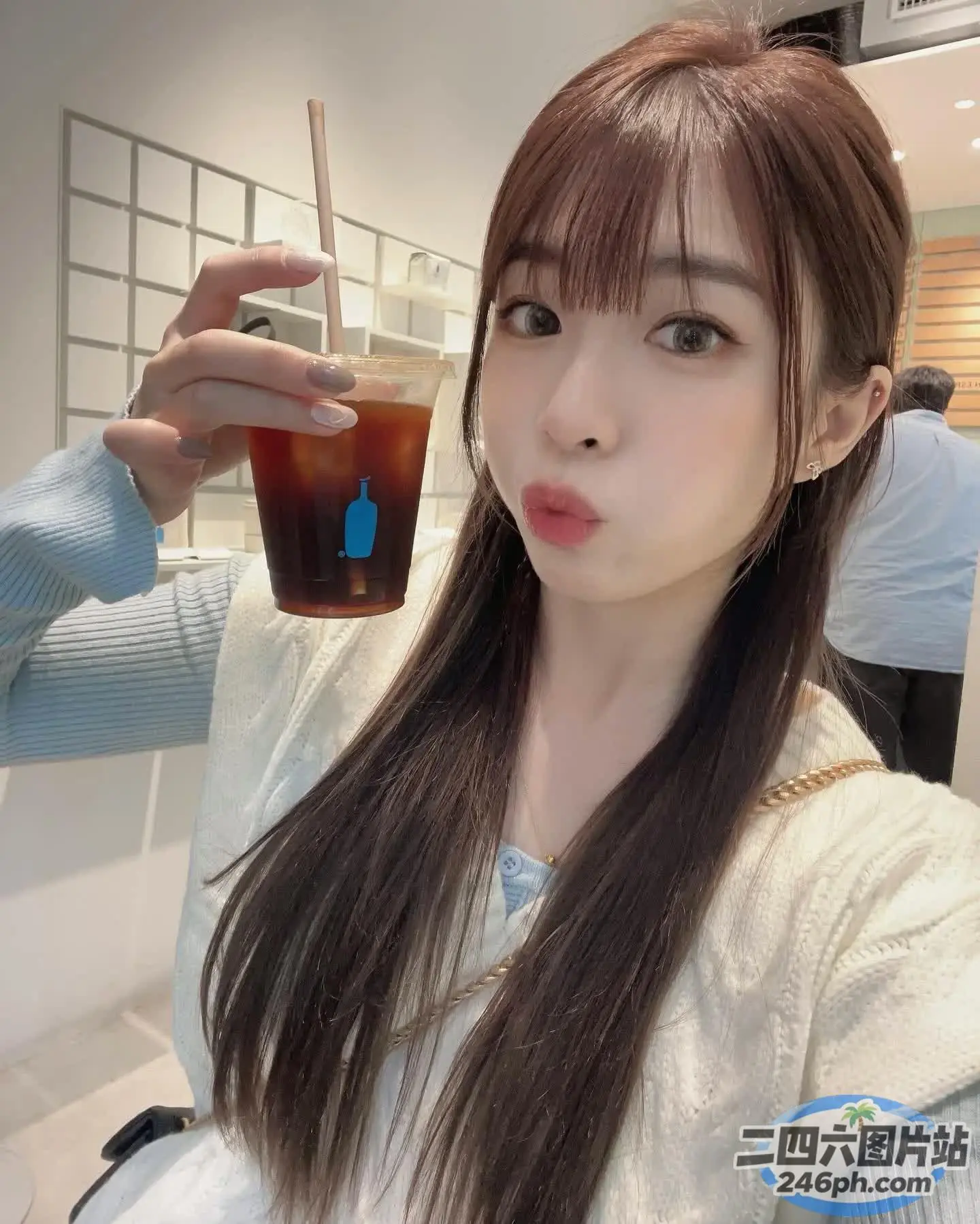 长发 Araffe 女孩 拿着玻璃杯里的饮料