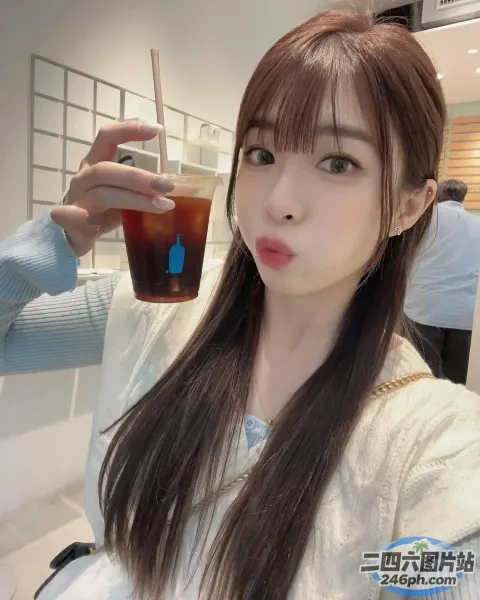 长发 Araffe 女孩 拿着玻璃杯里的饮料
