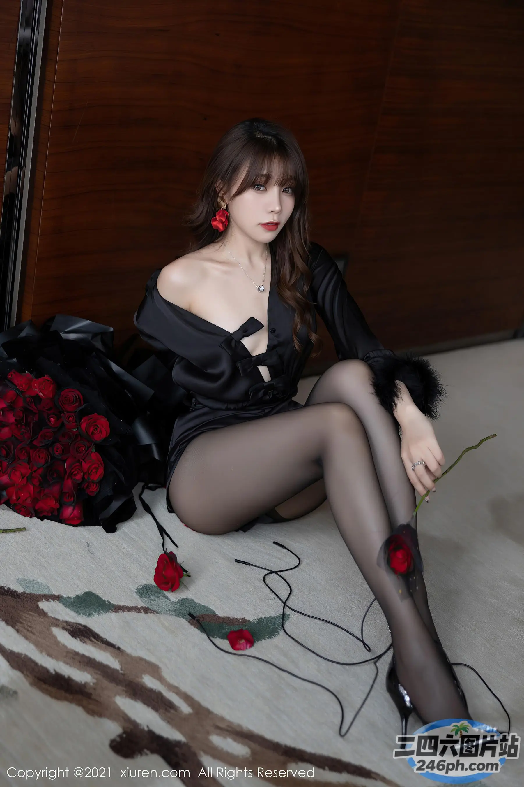 一个穿着黑色连衣裙和丝袜的女人的特写