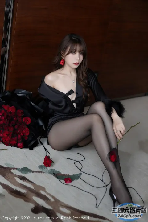 一个穿着黑色连衣裙和丝袜的女人的特写