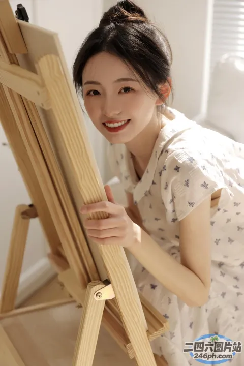 阿拉费德女人在一幅画前拿着木制画架微笑