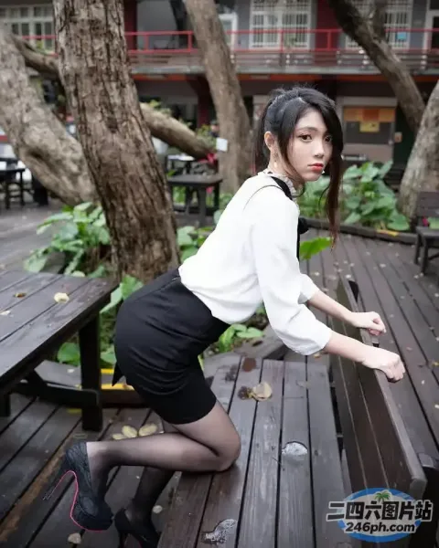有个身穿裙子、身穿白衬衫的女人在长凳上摆姿势