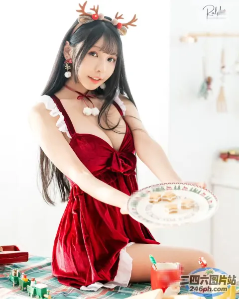身穿红色连衣裙的 araffe 亚洲女子，手里拿着一盘食物