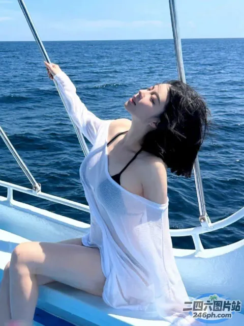 坐在船上仰望天空的女人