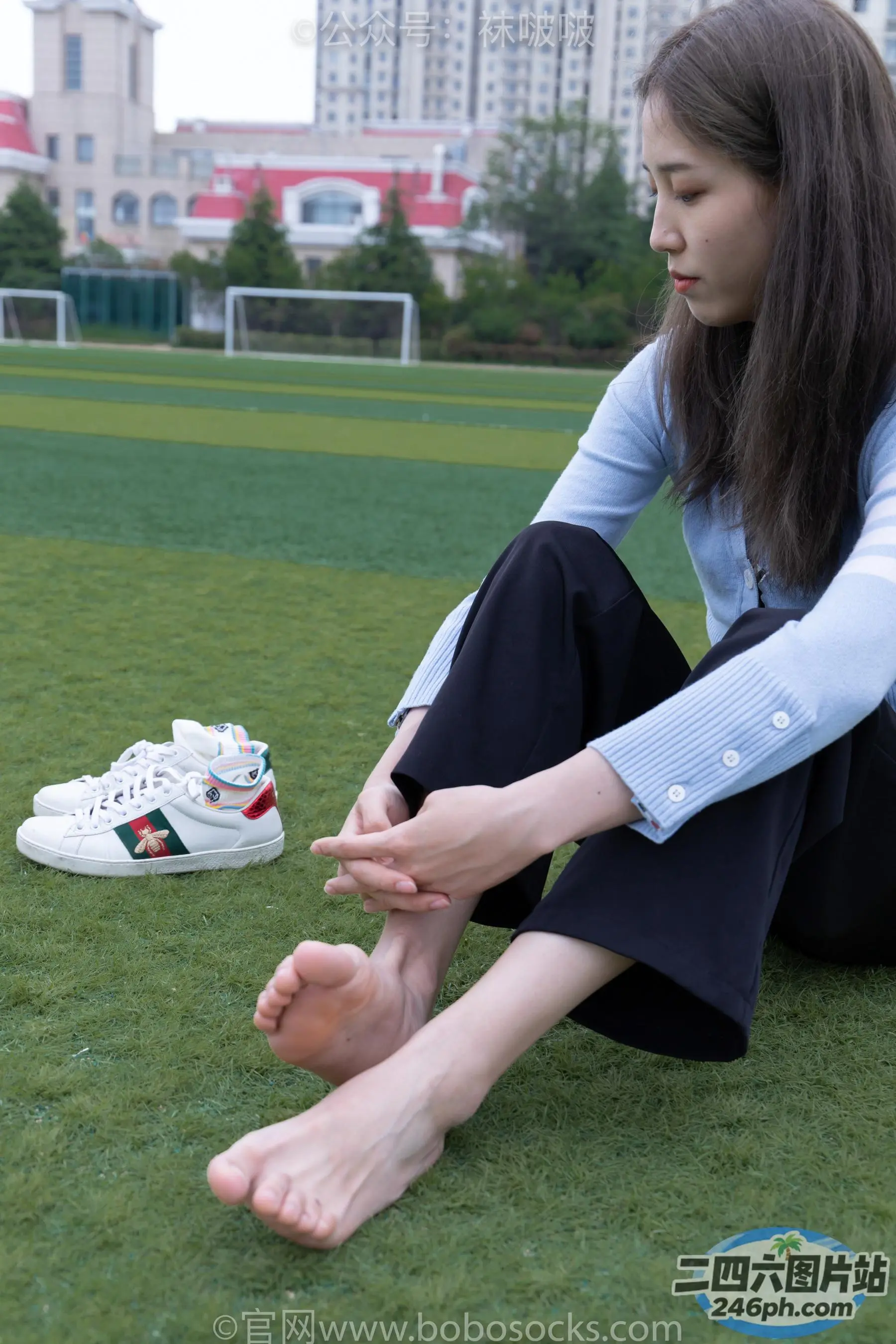 阿拉夫德女人坐在草地上，双叉
