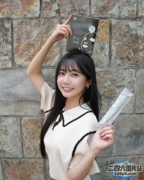 拿着一本书和一个纸袋的 arafed 亚洲妇女