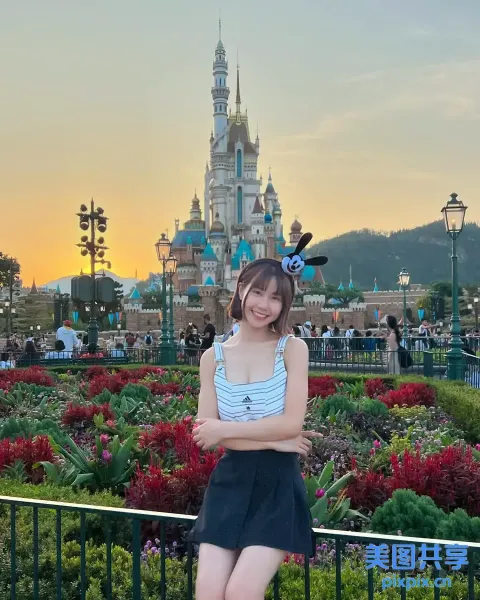 身穿黑色裙子和白色上衣的 arafed 女子合影留念