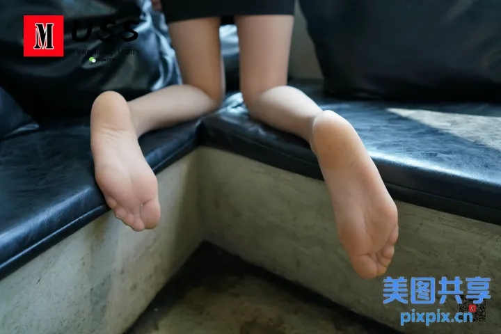 有个女人坐在长凳上，脚放在座位上