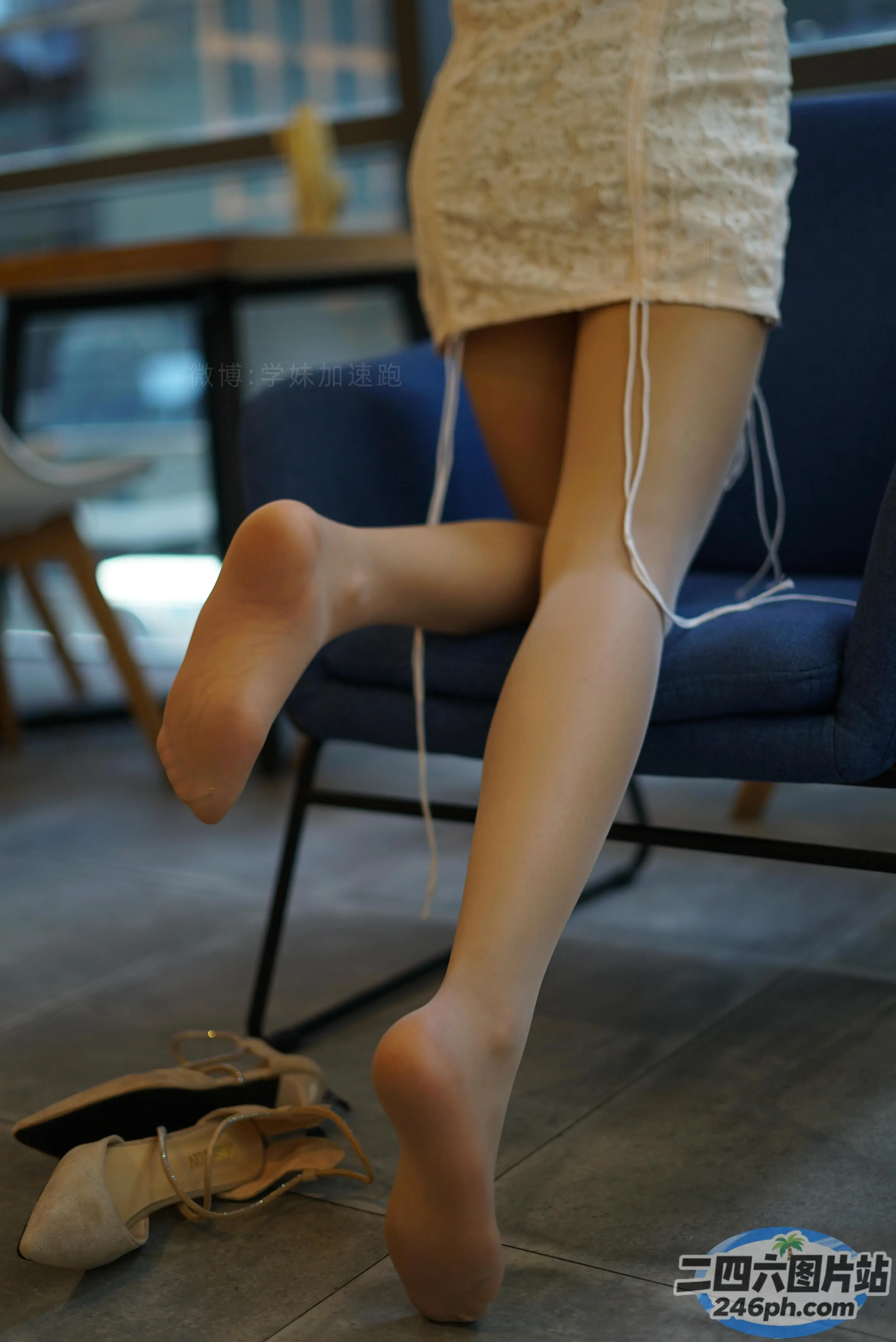 有个女人站在椅子上，双腿抬起