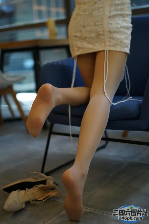 有个女人站在椅子上，双腿抬起