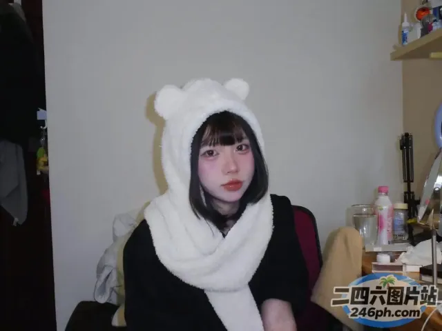 有个女人戴着白色的熊帽和围巾