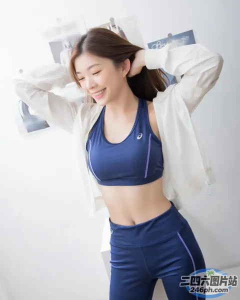 身穿运动文胸上衣和蓝色裤子的 arafed 亚洲女性