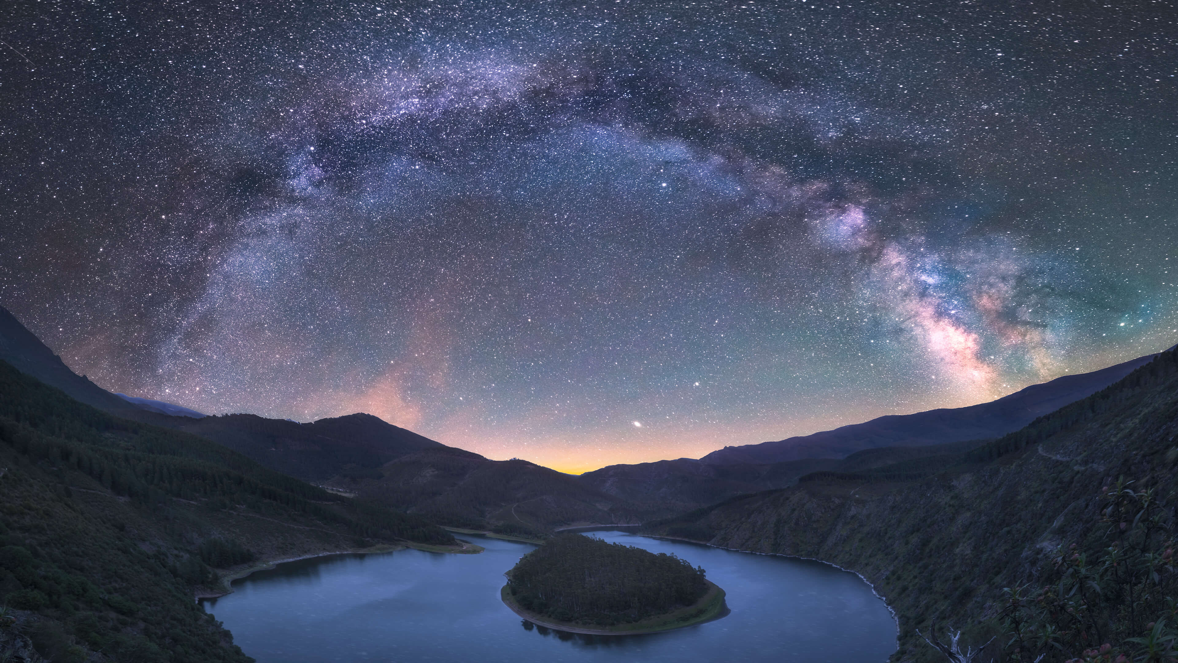 湖光山色的星空，中间有一个小岛