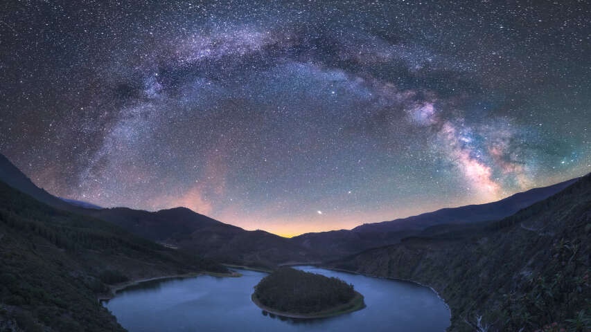 湖光山色的星空，中间有一个小岛