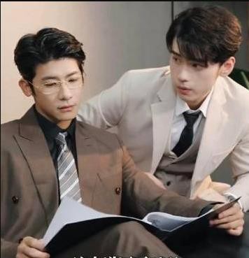 破产后，我成了死对头的秘书封面图