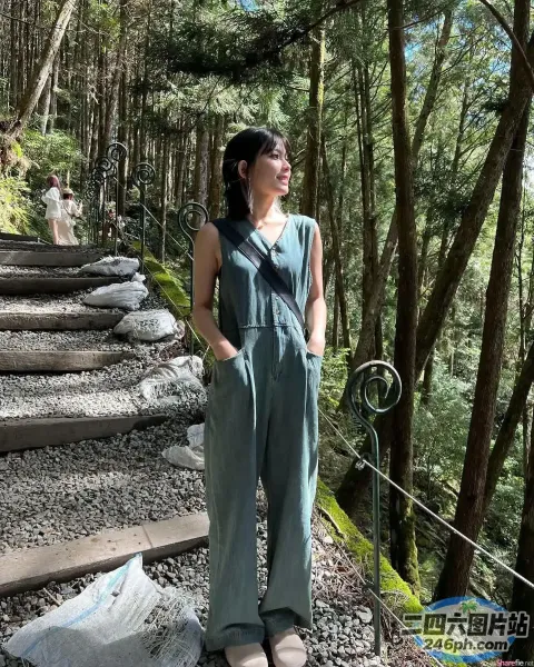 站在森林里的楼梯上的阿拉夫德女人