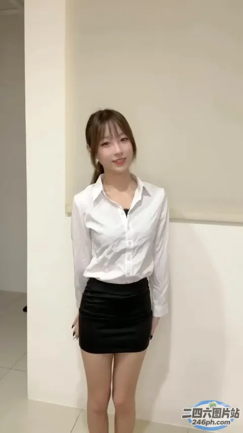 身穿白衬衫和黑色裙子的 arafed 亚洲女性