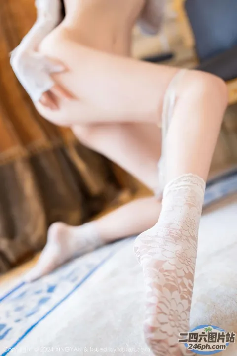 床上穿着白色丝袜和丝袜的女人的特写