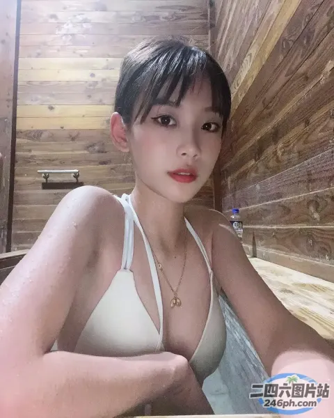 穿着白色文胸上衣坐在浴缸里的 arafed 亚洲女性