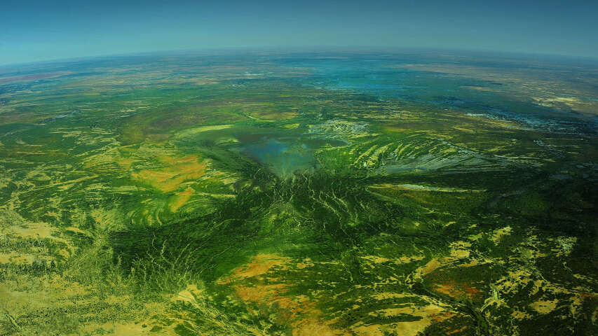 带有湖泊和山脉的绿色景观的 Arafed 景观