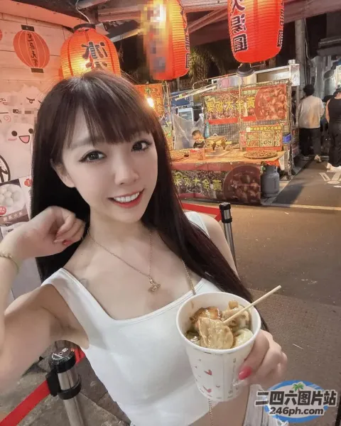 阿拉伯裔亚洲女子在街上拿着一碗面条