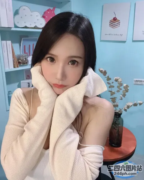 一个脸上贴着毛巾的女人的特写