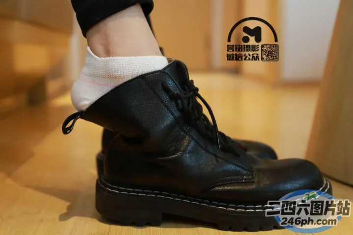 阿拉夫穿着黑色靴子和袜子在木地板上