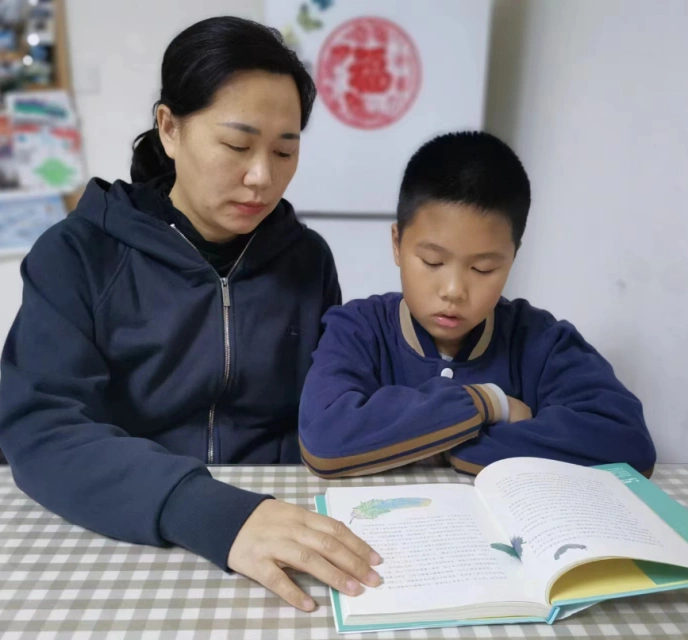 20240417华辰公司“读书日”-张沙沙和孩子.jpg