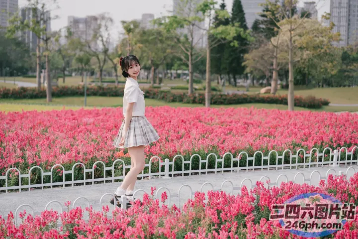 有个女人走在花田里