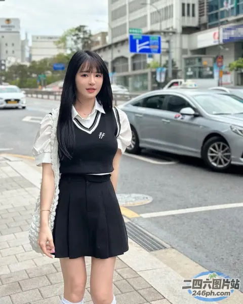 站在路边的穿着校服的阿拉菲女孩