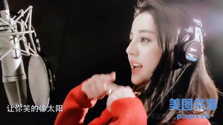 一个女人在录音室里对着麦克风唱歌的特写镜头